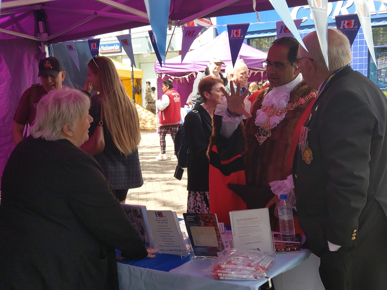 The Mayor meeting a stall holder