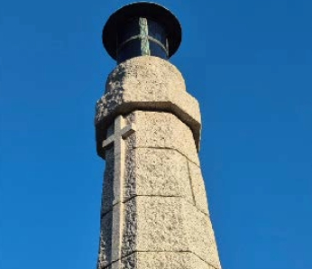  A beige Cenotaph with blue sky behind.